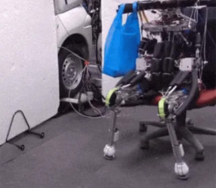 Людиноподібний робот навчився кататися на стільці